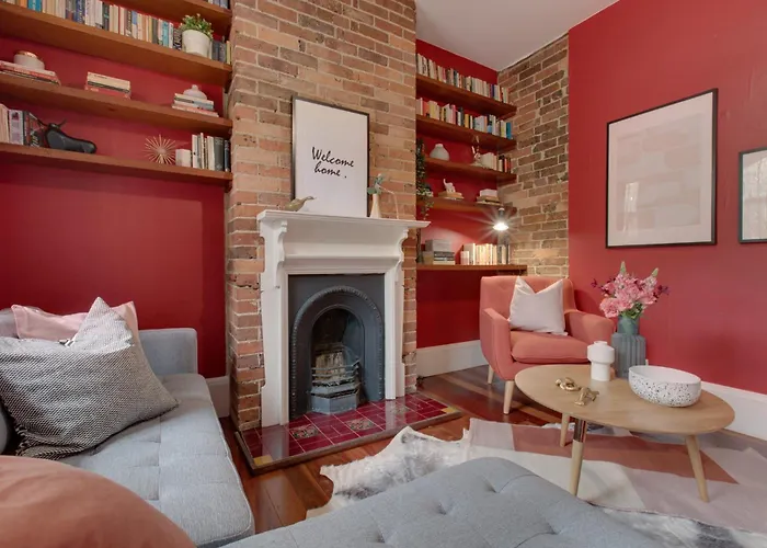Cute Heritage Home With Balcony Close To The City